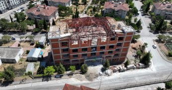 Derince Cemevinde çatı imalatı sürüyor