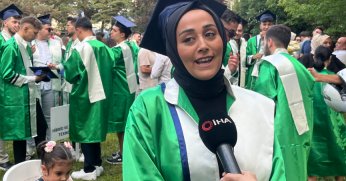 2 çocuk annesi çalıştığı üniversiteden mezun oldu