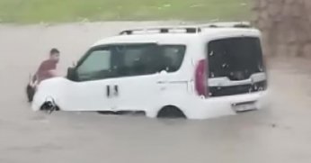 Kocaeli'de sağanak hayatı felç etti: Sürücüler mahsur kaldı