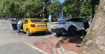 Ticari taksi ile otomobil çarpıştı: 2 yaralı