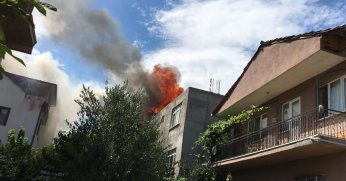 Çatıda çıkan yangın korkuttu: Vatandaşlar sokağa döküldü