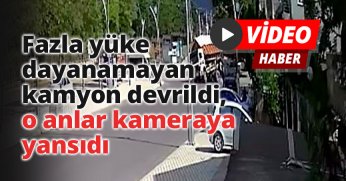 Fazla yüke dayanamayan kamyon devrildi, o anlar kameraya yansıdı