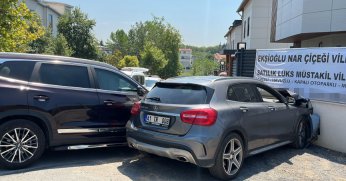 Otomobil önce cipe, ardından duvara çarptı