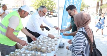 Büyükşehir’den binlerce vatandaşa aşure ikramı