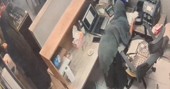 Dolar ve euroları çalarken suçüstü yakalandılar, ne yapacakları şaşırdılar