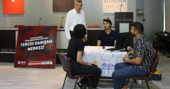 GÖLCÜK BELEDİYESİ ÜNİVERSİTE TERCİHLERİ İÇİN YİNE ÖĞRENCİLERİN YANINDA