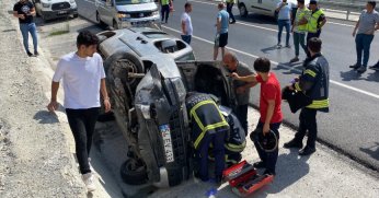 Hafif ticari araç yan yattı: 2 yaralı