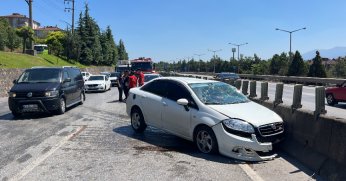 Otomobil refüje çarptı: 3 yaralı