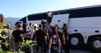 Kocaeli'de tur otobüsü yan yattı: 43 kişi bir saatte kurtarıldı