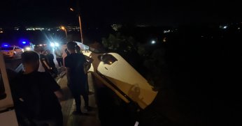 Freni boşalan araç 2 metrelik yükseklikte asılı kaldı