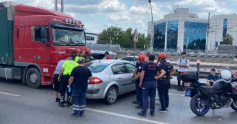 Tır ile otomobil çarpıştı, şans eseri yaralanan olmadı