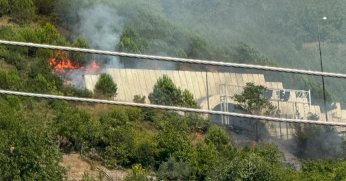 Tünelin üstündeki ağaçlık alanda yangın çıktı