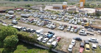 Milyonluk araçlar yedieminde çürüyor