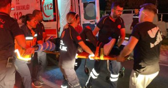 Motosiklet, kırmızı ışıkta bekleyen otomobile arkadan çarptı: 2 yaralı