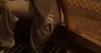 Ayağı mazgala sıkışan genci itfaiye kurtardı