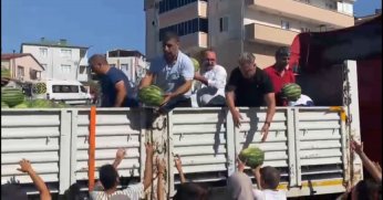 Mahalleliye karpuz dağıtıldı: 27 ton 1 saatte bitti