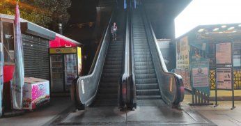 Yürüyen merdivenden kafenin çatısına düştü