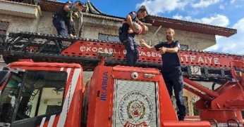 Yangında mahsur kaldılar, itfaiye kurtardı