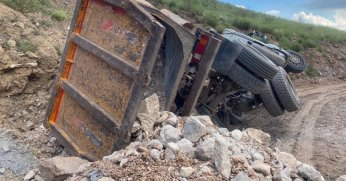 Yükü ağır gelen kamyon yan yattı: Sürücü ölümden döndü