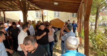 Bıçaklanmış halde evde ölü bulunmuştu, son yolculuğuna uğurlandı