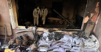 GÖLCÜK BELEDİYESİ YANGINDA HASAR GÖREN EVİ TEMİZLEDİ