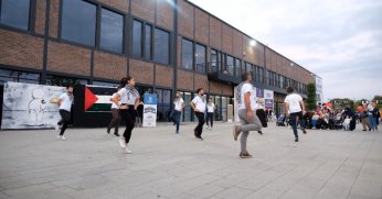 Bir anda ortaya çıkıp, Filistin için dans ettiler