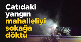 Çatıdaki yangın mahalleliyi sokağa döktü