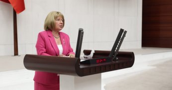 CHP'li Nurten Yontar peruğunu çıkardı, Meclis ayakta alkışladı