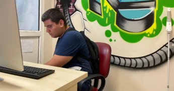 Engelleri değil, başarıyı görüyor: Hayali saygın bir gazeteci olmak