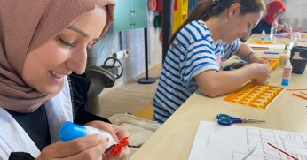 Quilling kâğıtlarını sanata dönüştürdüler