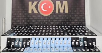 TEM'de bir araçta 140 adet kaçak cep telefonu ele geçirildi