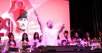 KARTEPE’DE DOĞUKAN MANÇO İLE CUMHURİYET BAYRAMI COŞKUSU