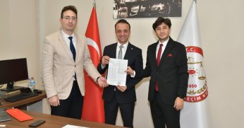 AK Partili Okudan mazbatasını aldı