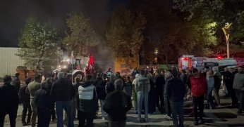 Palet deposunda çıkan büyük yangın 1 saatte söndürüldü