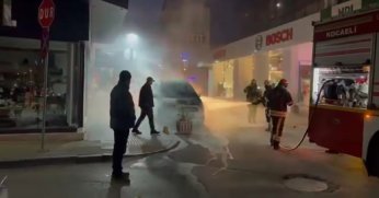 Park halindeki araçta yangın çıktı