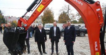 GÖLCÜK BELEDİYESİ MAKİNE PARKURUNA 3 YENİ ARAÇ