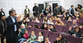 KOCAMAN MİNİKLERLE TİYATRO İZLEDİ