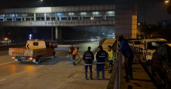 Kontrolden çıkan araç durağa daldı