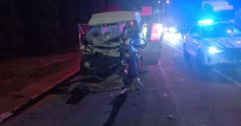 Tıra çarpan minibüs kağıt gibi ezildi: 2 yaralı