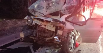 Tıra çarpan minibüs kağıt gibi ezildi: 2 yaralı