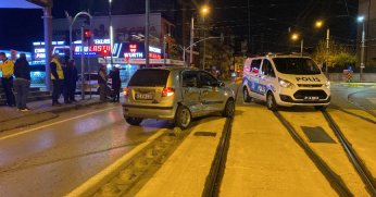 2 araç çarpıştı; 1 yaralı