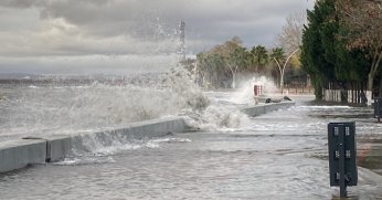 2 tekne battı, ağaçlar yerlerinden söküldü