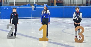 İzmitli sürat patenci Asel Nas kürsüden inmiyor!