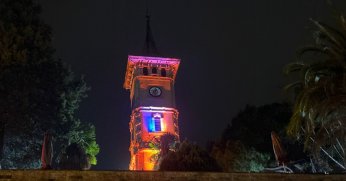 Tarihi Saat Kulesi turuncuya büründü