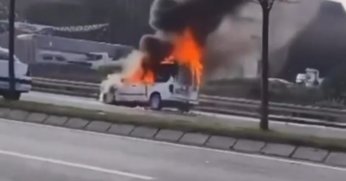 Seyir halindeki araç alev topuna döndü