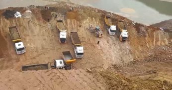 Hafriyat toprağı döküm sahasında toprak kayması: Kamyonlar ve kepçe sürüklendi