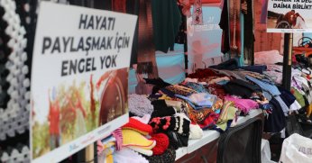 Engelliler Günü el emeği stantları İzmit Belediyesi önünde vatandaşları bekliyor