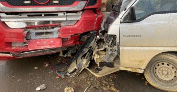 Kayan minibüs ile tır çarpıştı: 2 yaralı