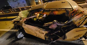 Tıra arkadan çarpan otomobil hurdaya döndü: 2 yaralı