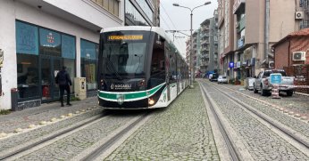 Tramvay yolunda keyif uykusuna yattı